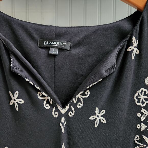 Glamour Black Bell Sleeve Dress with Floral Embroidery Pattern - Picture 3 of 10